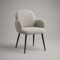 Sedia da pranzo imbottita beige con braccioli, rivestimento in bouclé e gambe in acciaio nero, 62 × 61 × 83 cm