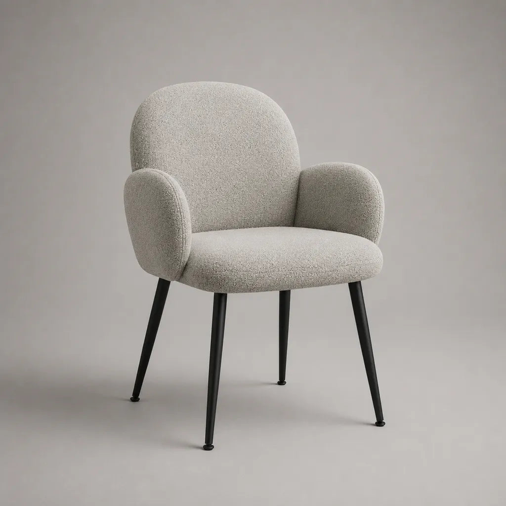 Sedia da pranzo imbottita beige con braccioli, rivestimento in bouclé e gambe in acciaio nero, 62 × 61 × 83 cm